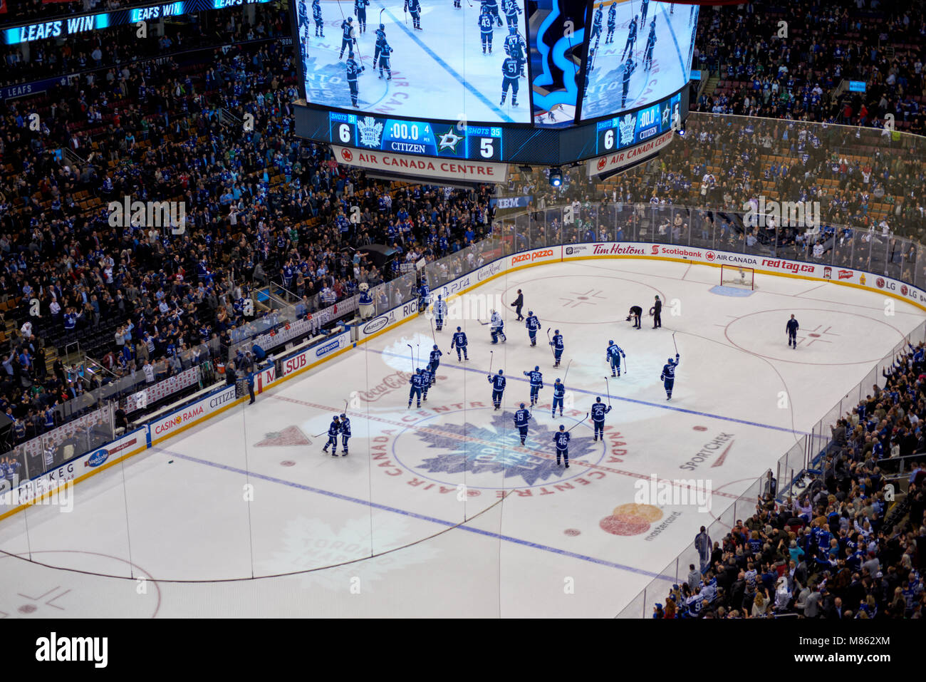 Toronto, ON, Canada. Il 14 marzo 2018. Toronto Maple Leafs celebra la vittoria su Dallas Stars, 6:5. Credito: Igor Ilyutkin/Alamy Live News Foto Stock