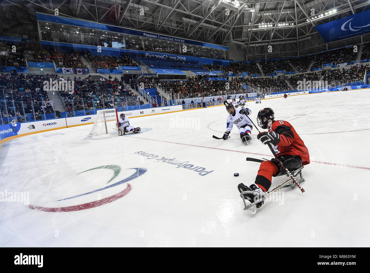 Gangneung, Corea del Sud. Xv Mar, 2018. Tyler McGregor (anteriore) del Canada compete durante l'hockey su ghiaccio mescolato i play-off semifinale tra la Corea del Sud e il Canada al 2018 PyeongChang i Giochi Paraolimpici Invernali in Gangneung Hockey Center, Gangneung, Corea del Sud, 15 marzo 2018. Il Canada ha vinto 7-0. Credito: Xia Yifang/Xinhua/Alamy Live News Foto Stock