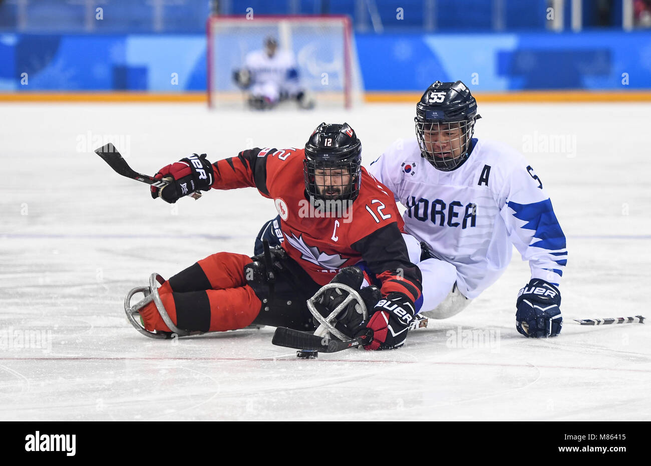 Gangneung, Corea del Sud. Xv Mar, 2018. Greg Westlake (L) del Canada il sistema VIES con Jang Jong Ho di Corea del Sud durante l'hockey su ghiaccio mescolato i play-off semifinale tra la Corea del Sud e il Canada al 2018 PyeongChang i Giochi Paraolimpici Invernali in Gangneung Hockey Center, Gangneung, Corea del Sud, 15 marzo 2018. Il Canada ha vinto 7-0. Credito: Xia Yifang/Xinhua/Alamy Live News Foto Stock