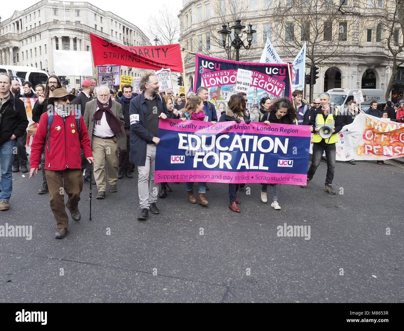 Londra, Regno Unito. Il 14 marzo 2018. Il personale dell'università europea, UCU, membri, gli studenti e i sostenitori di marzo nella "difendere l'istruzione marzo per pensioni e pagare" per il parlamento del Regno Unito dopo il rifiuto di una soluzione offerta da parte dei loro datori di lavoro. Credito: Alan Gallery/Alamy Live News Foto Stock