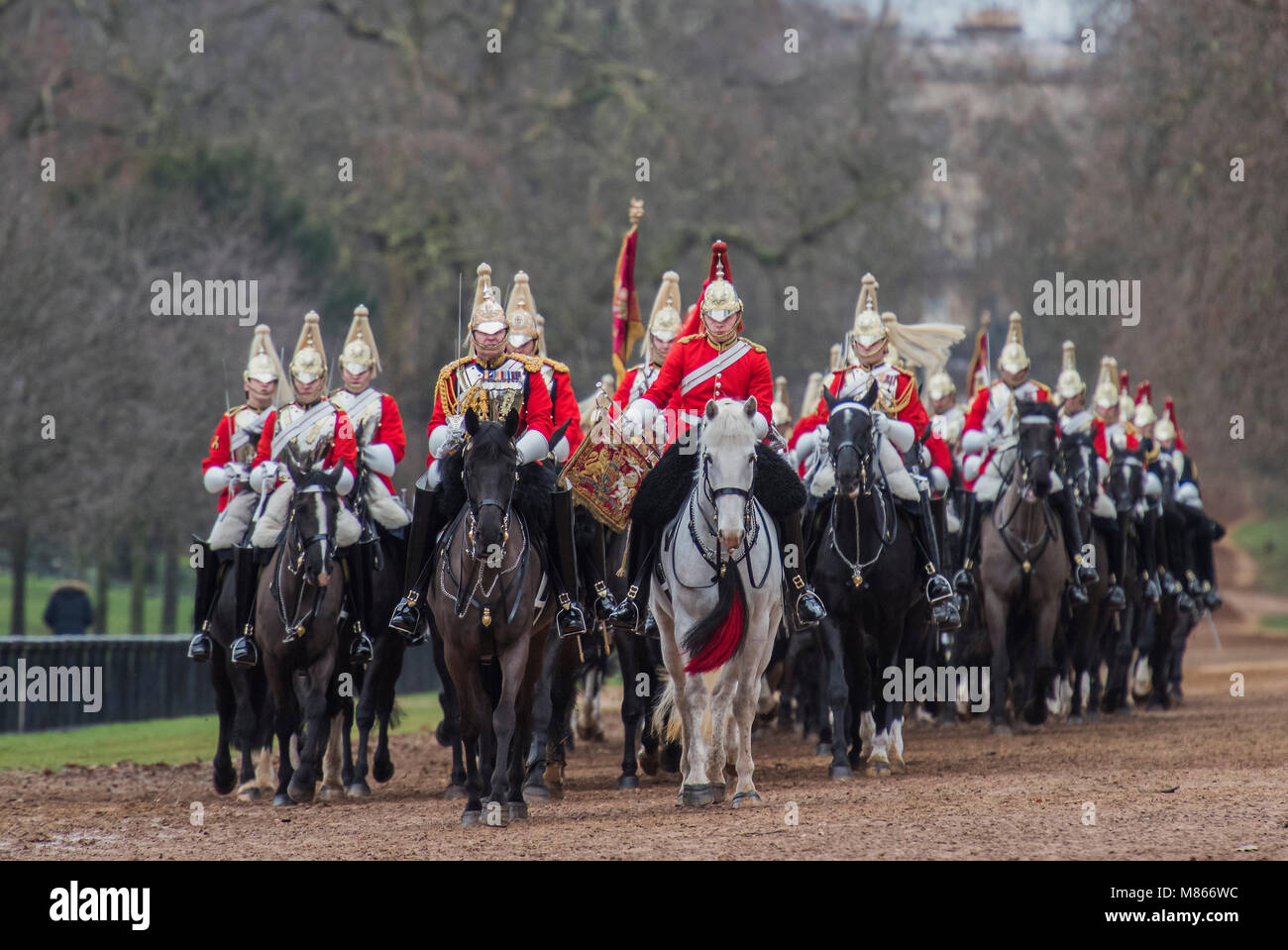 Londra, Regno Unito. Il 15 marzo, 2018. La famiglia di cavalleria reggimento montato, il Queen's bodyguard montato parade di Hyde Park per dimostrare la propria disponibilità a condurre membro doveri cerimoniali per l'anno. La loro ispezione annuale è stata effettuata mediante il maggiore generale Ben Bathurst il Comandante generale della divisione di uso domestico. Credito: Guy Bell/Alamy Live News Foto Stock