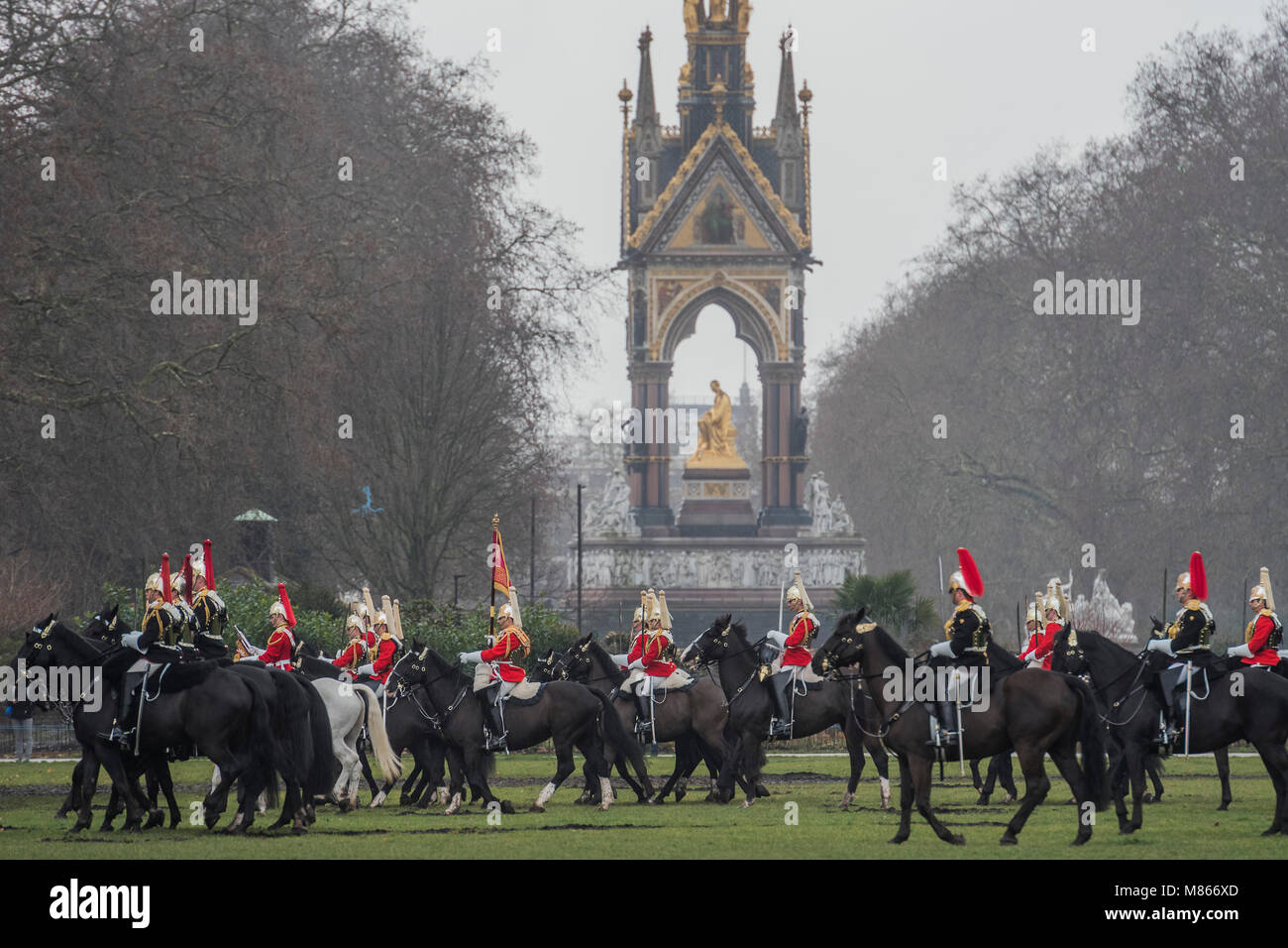 Londra, Regno Unito. Il 15 marzo, 2018. La famiglia di cavalleria reggimento montato, il Queen's bodyguard montato parade di Hyde Park per dimostrare la propria disponibilità a condurre membro doveri cerimoniali per l'anno. La loro ispezione annuale è stata effettuata mediante il maggiore generale Ben Bathurst il Comandante generale della divisione di uso domestico. Credito: Guy Bell/Alamy Live News Foto Stock