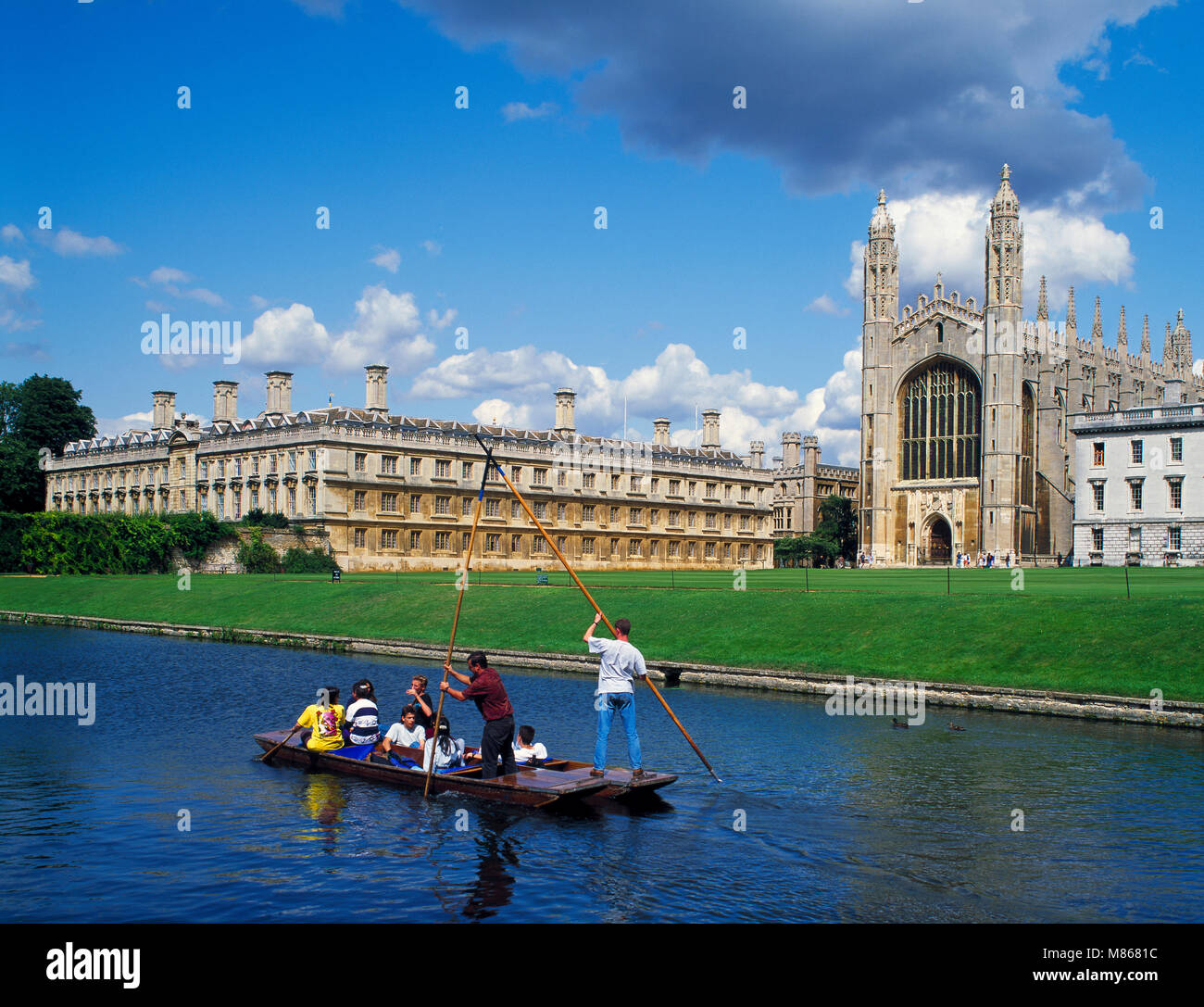 Punting sul dorso e Kings College di Cambridge Cambridgeshire England Regno Unito Foto Stock