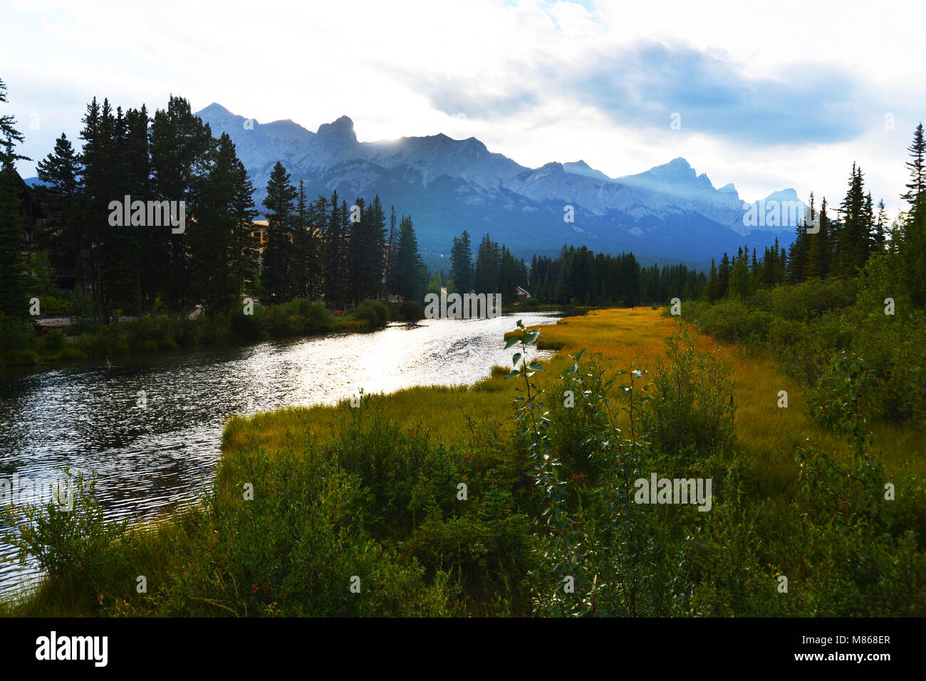 Suggestive montagne e fiumi delle Canadian Rockies Canmore, Banff, Foto Stock