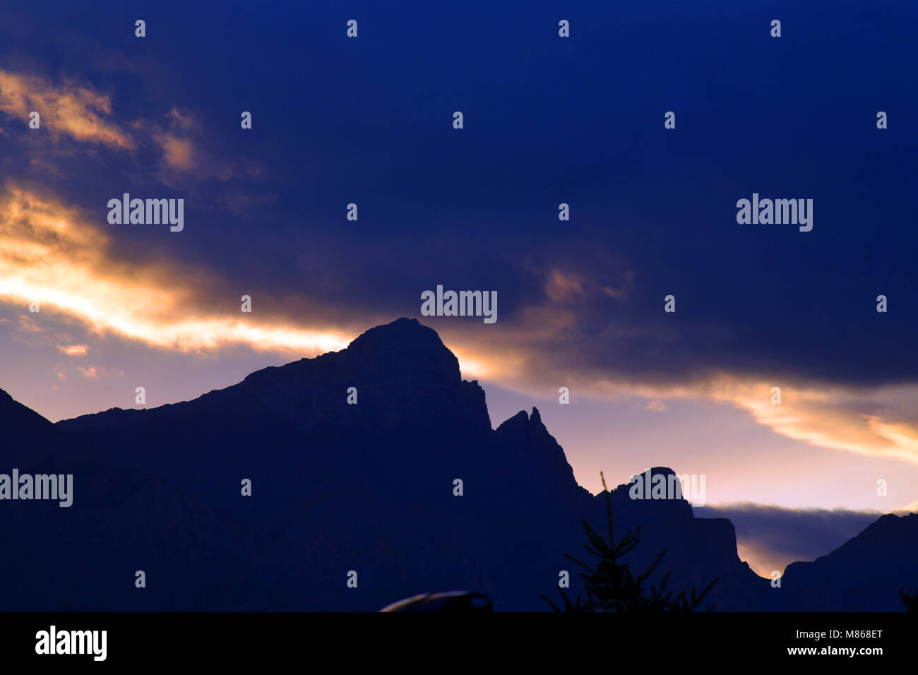 Canmore, Canadian Rockies, drammatico tramonto sulle montagne Foto Stock