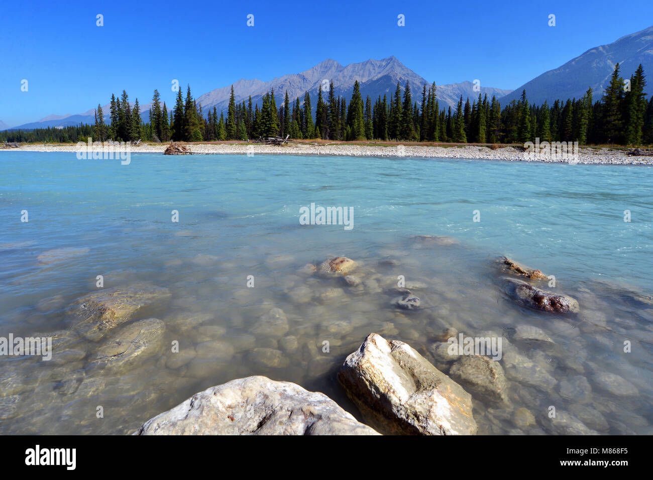 Canadian Rockies le acque turchesi di Kootenay River nel Kootenay Parco Nazionale del Canada Foto Stock