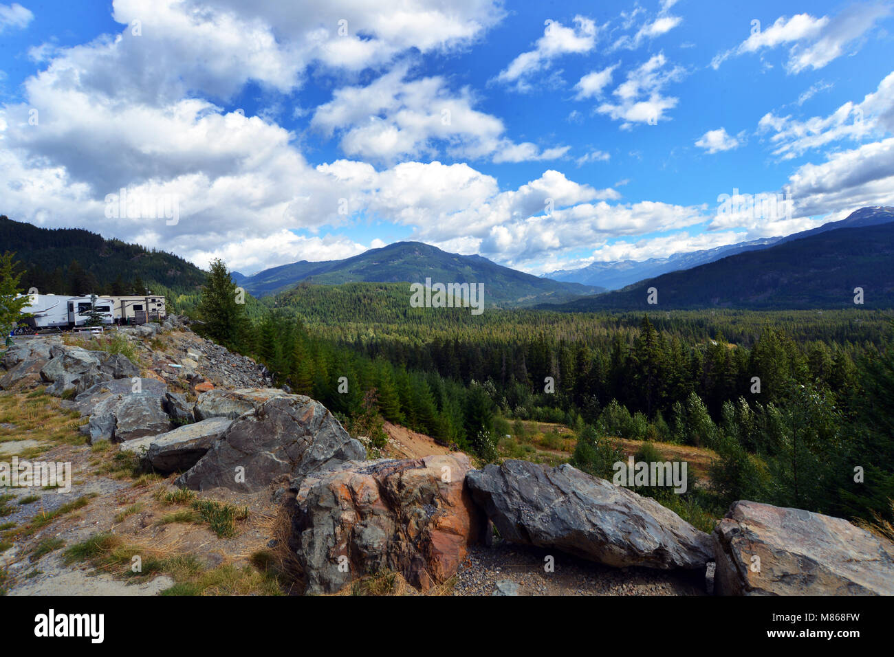 Campeggio nelle Montagne Rocciose Canadesi paesaggio di montagna, nei pressi di Whistler BC Foto Stock