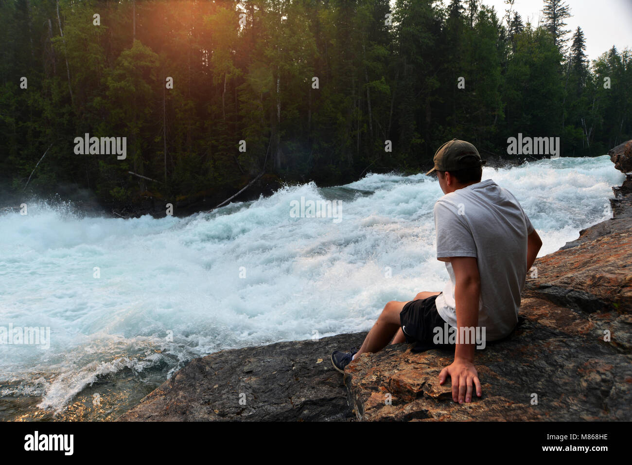 Ragazzo adolescente gode di essere in vacanza nelle montagne rocciose canadesi, Canada Foto Stock