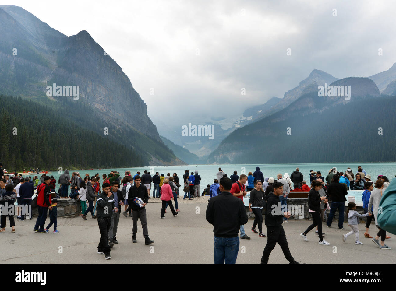 La folla di turisti che affollano il Lago Louise, Montagne Rocciose Canadesi Foto Stock