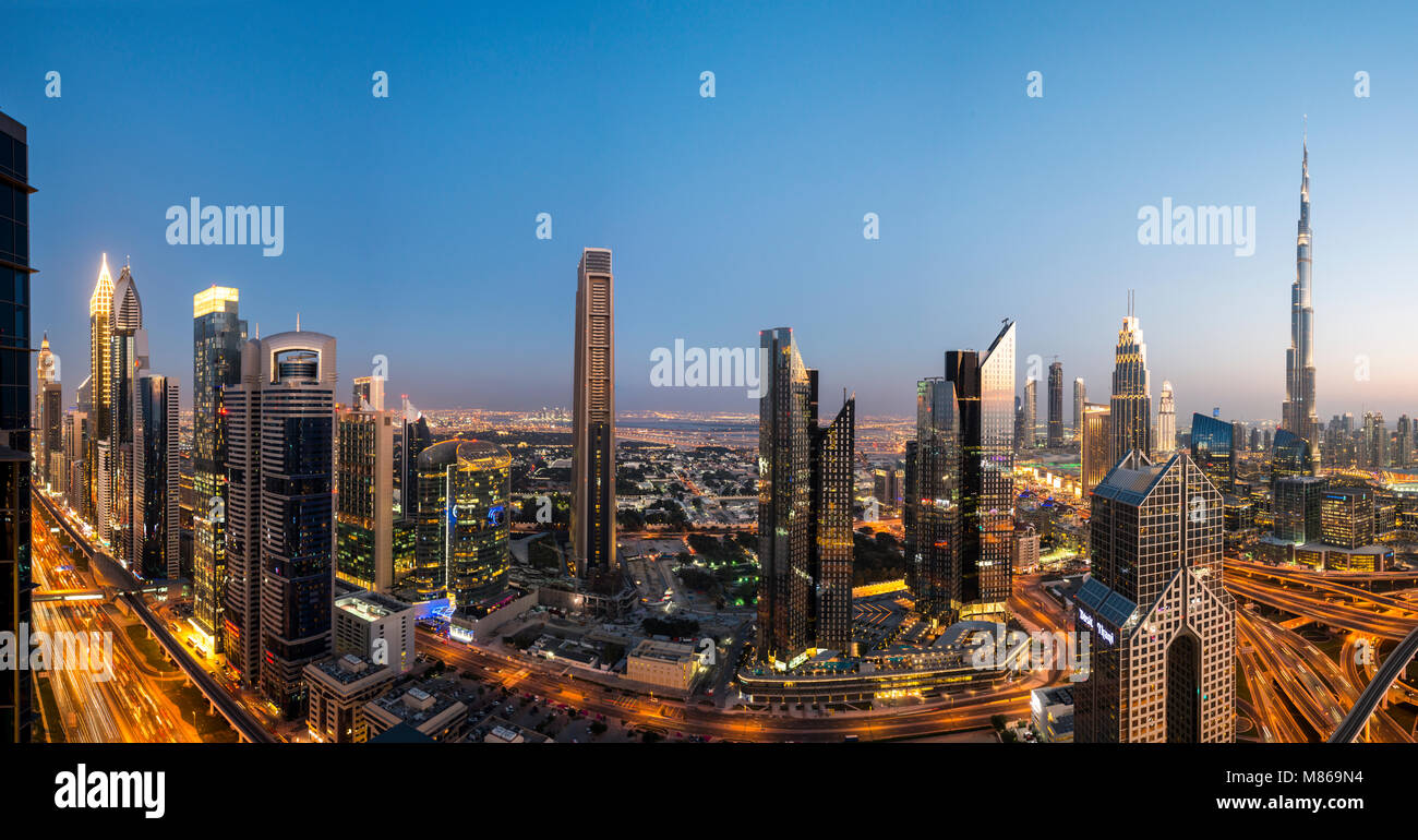Paesaggi urbani di giorno e di notte, dotate di Singapore o Dubai. Per Singapore, dotate di Marina Bay Sands dal porto. Dubai offre il centro di Dubai. Foto Stock