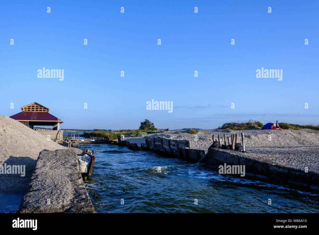 Su questa spiaggia nei pressi della città ucraina di Odessa ci sono sempre molti vacanzieri Foto Stock