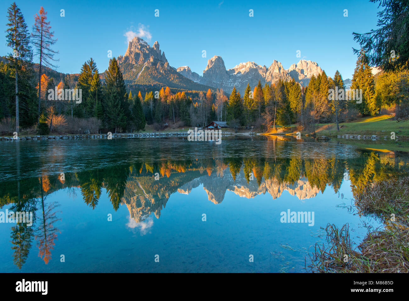 Welsperg lago, lago, bella riflessione in questo gioiello nascosto nelle Alpi italiane, Dolomiti.ancora acqua, calma, specchio perfetto dei picchi di montagna,Tramonto Foto Stock