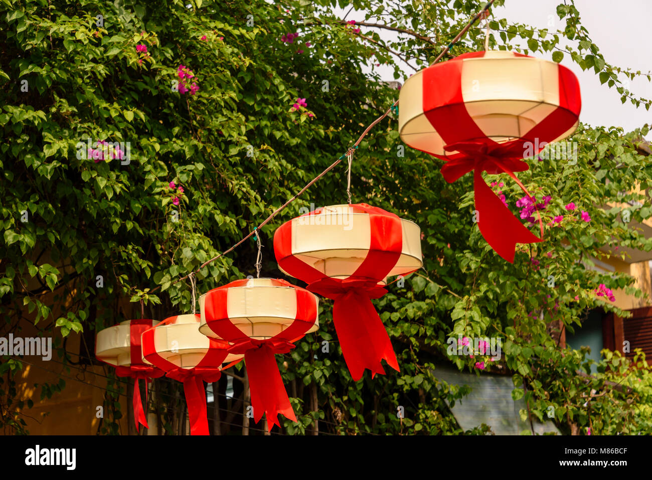 Colorate lanterne di carta appendere al di là della strada a Hoi An, Vietnam Foto Stock
