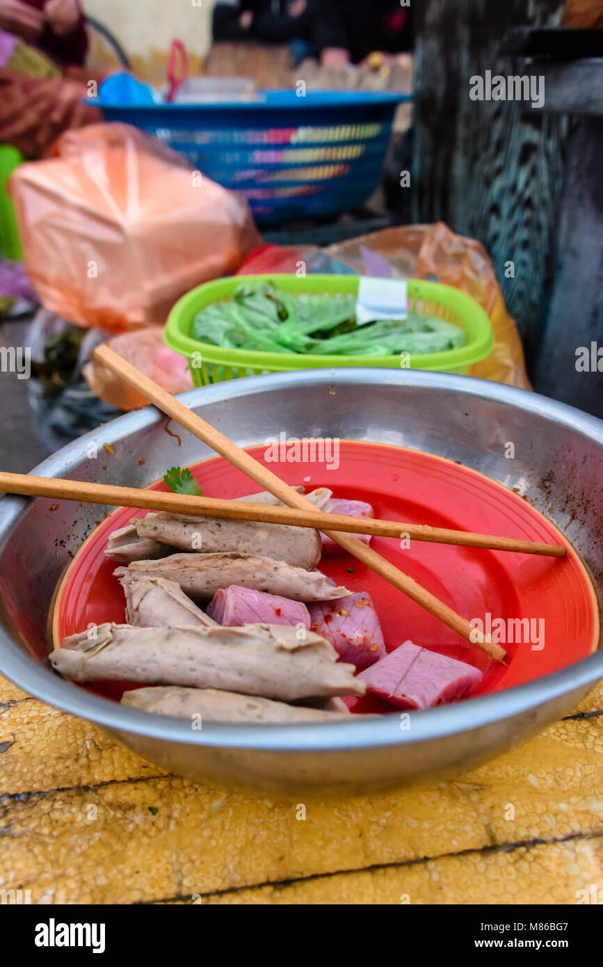 Street ingredienti alimentari a un cibo di strada in stallo Hoi An, Vietnam Foto Stock