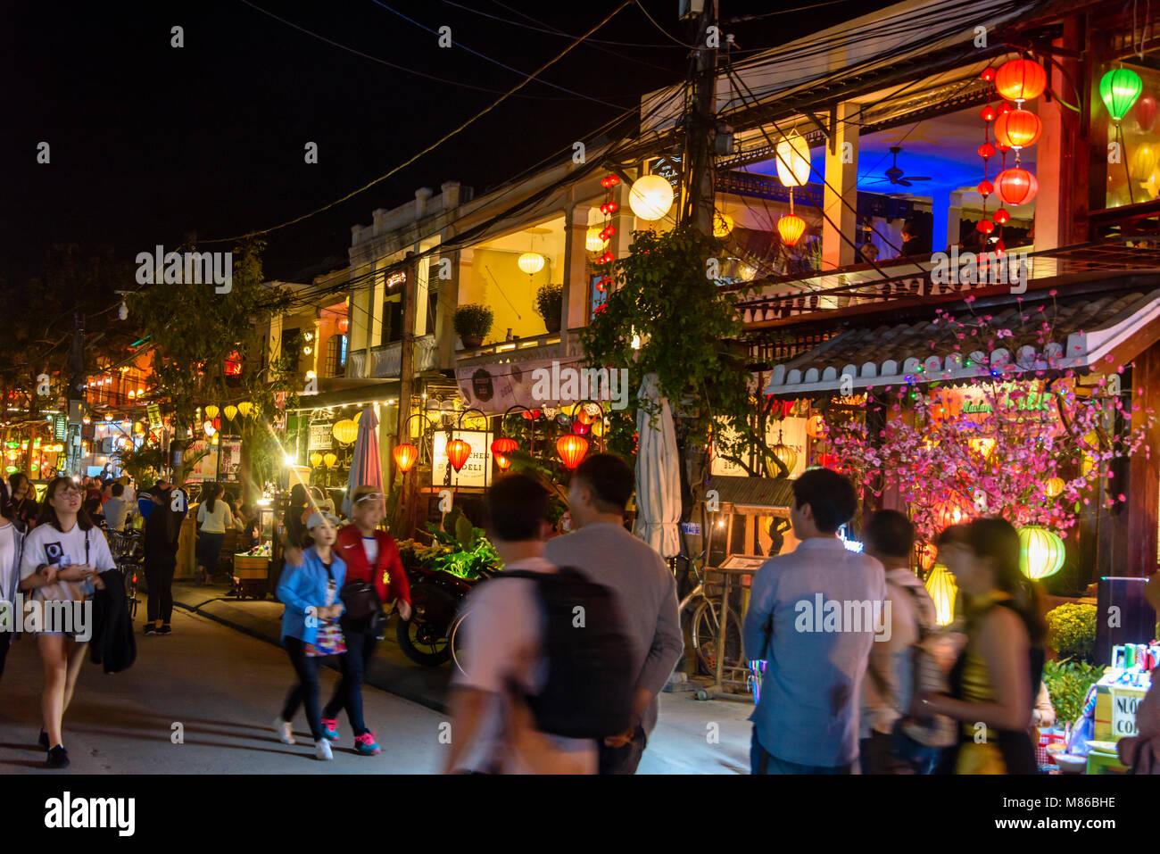 Panno colorato lanterne lampada sfumature di luce appeso al di fuori di negozi e ristoranti di Hoi An, Vietnam Foto Stock