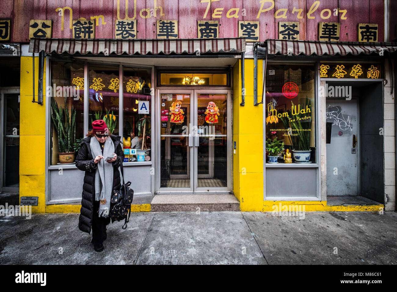 Persone non identificate a piedi la strada di Chinatown a New York City. Foto Stock