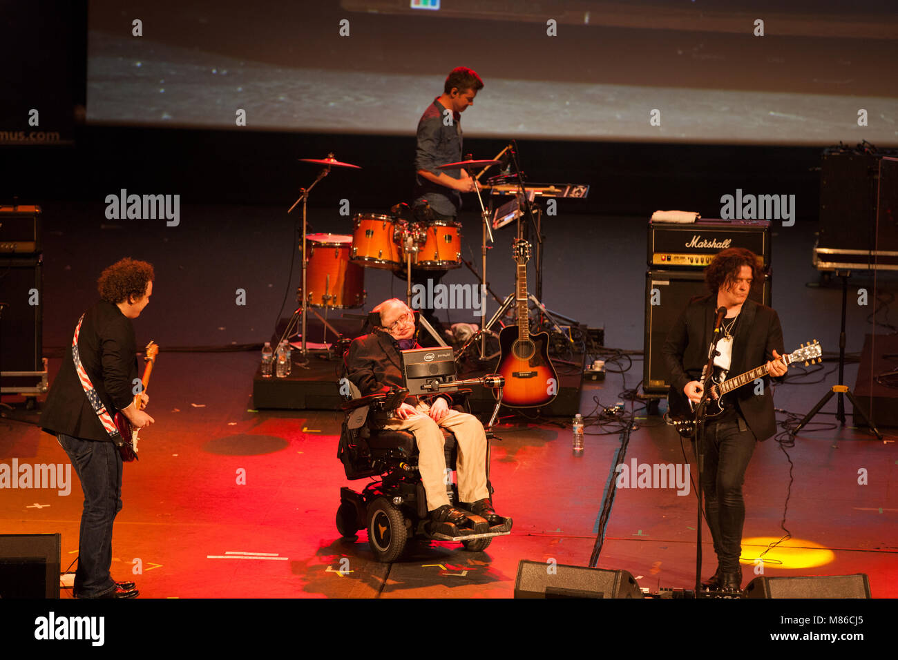 Il prof. Stephen Hawking, scienziato britannico, rinomato in tutto il mondo fisico presente sul palco con anatema, britannici del gruppo rock, riproduzione di concerto Starmus festival 2016 T Foto Stock