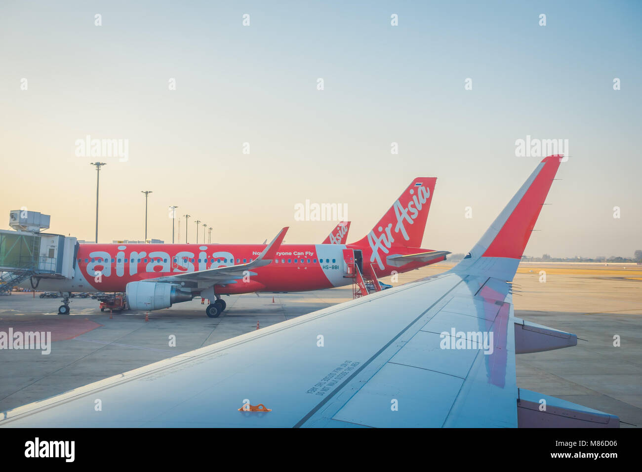 BANGKOK, Tailandia - 01 febbraio 2018: bella vista esterna di aeromobili commerciali di attendere per il decollo all'aeroporto internazionale di Bangkok in Thailandia, è il fulcro delle compagnie aeree a basso costo in Bangkok Foto Stock