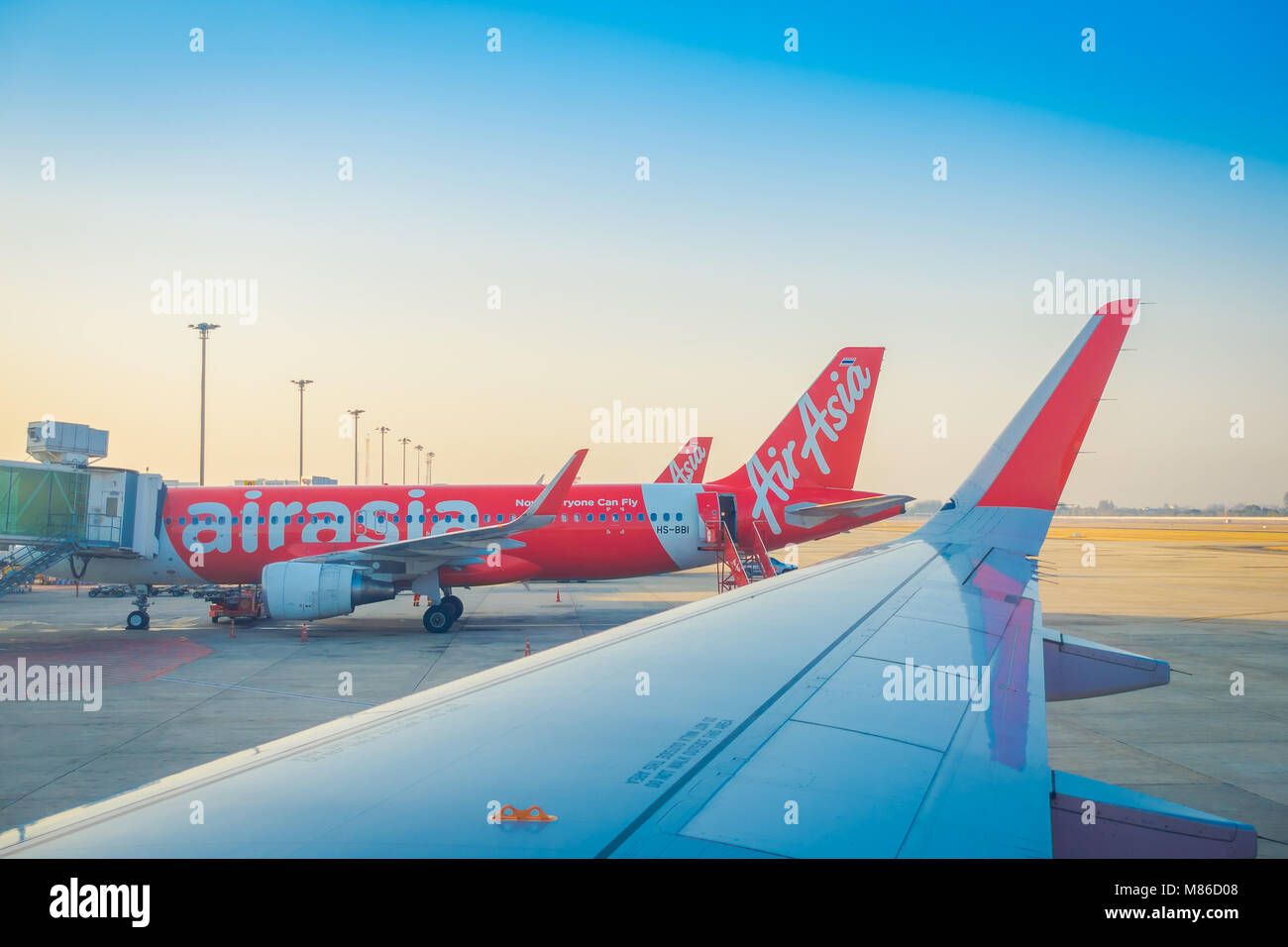 BANGKOK, Tailandia - 01 febbraio 2018: bella vista esterna di aeromobili commerciali di attendere per il decollo all'aeroporto internazionale di Bangkok in Thailandia, è il fulcro delle compagnie aeree a basso costo in Bangkok Foto Stock