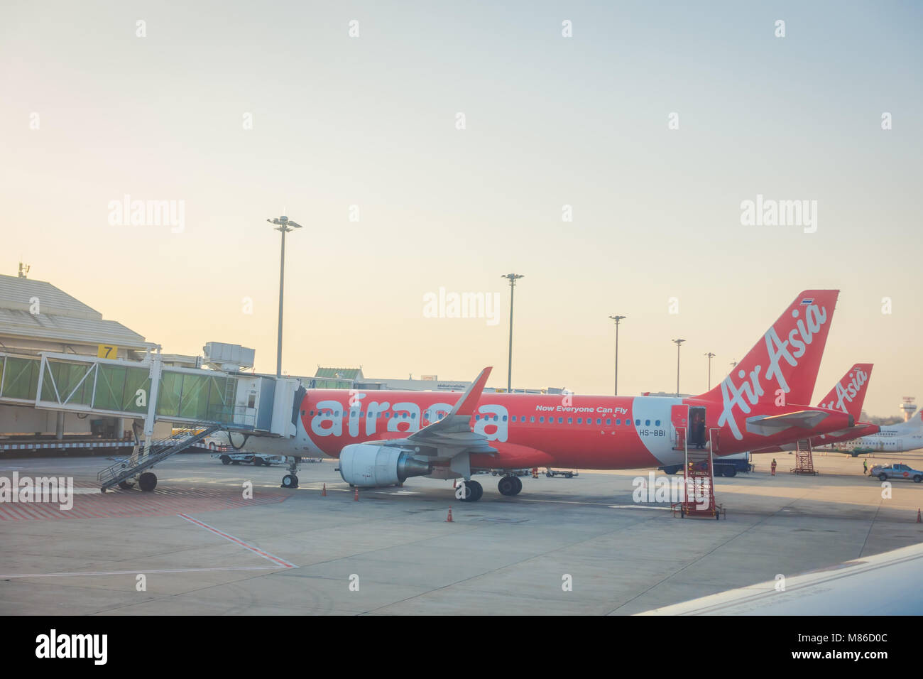 BANGKOK, Tailandia - 01 febbraio 2018: bella vista esterna di aeromobili commerciali di attendere per il decollo all'aeroporto internazionale di Bangkok in Thailandia, è il fulcro delle compagnie aeree a basso costo in Bangkok Foto Stock