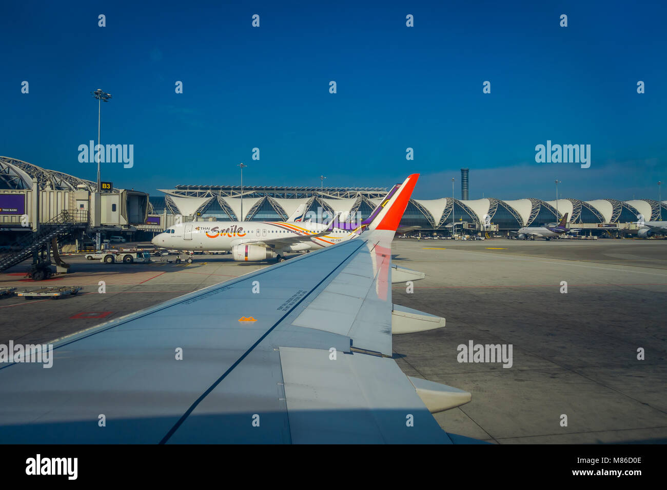 BANGKOK, Tailandia - 01 febbraio 2018: bella vista esterna di aeromobili commerciali di attendere per il decollo all'aeroporto internazionale di Bangkok a Bangkok, in Thailandia Foto Stock