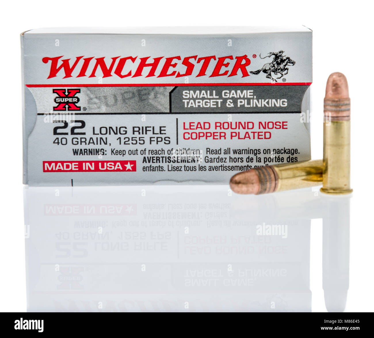 Winneconne, WI -5 marzo 2018: una scatola di Winchester 22 lungo le munizioni per fucile isolato su un background. Foto Stock