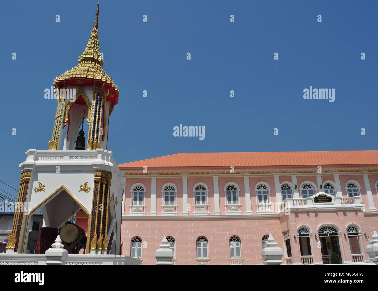 Wat Chai Mongkon, Pattaya, Thailandia, torre di tempio dorato, tetto a punta, Bell, tamburo, Golden Enblem, ornamenti dorati, Tempio edificio neobarocco Styl Foto Stock