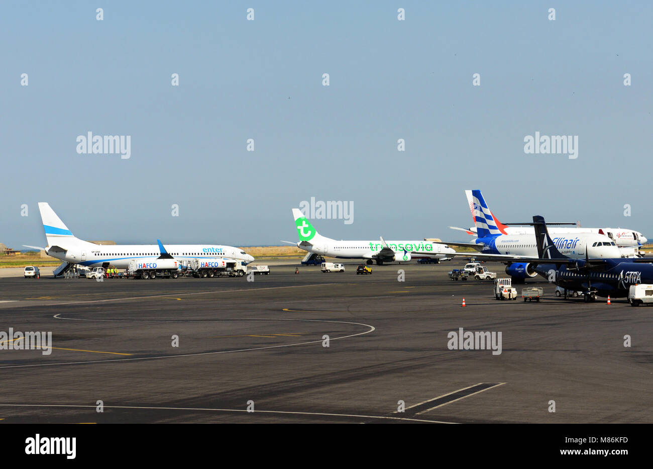 Gli aerei sulla pista di Makedonia aeroporto internazionale di Salonicco. Foto Stock