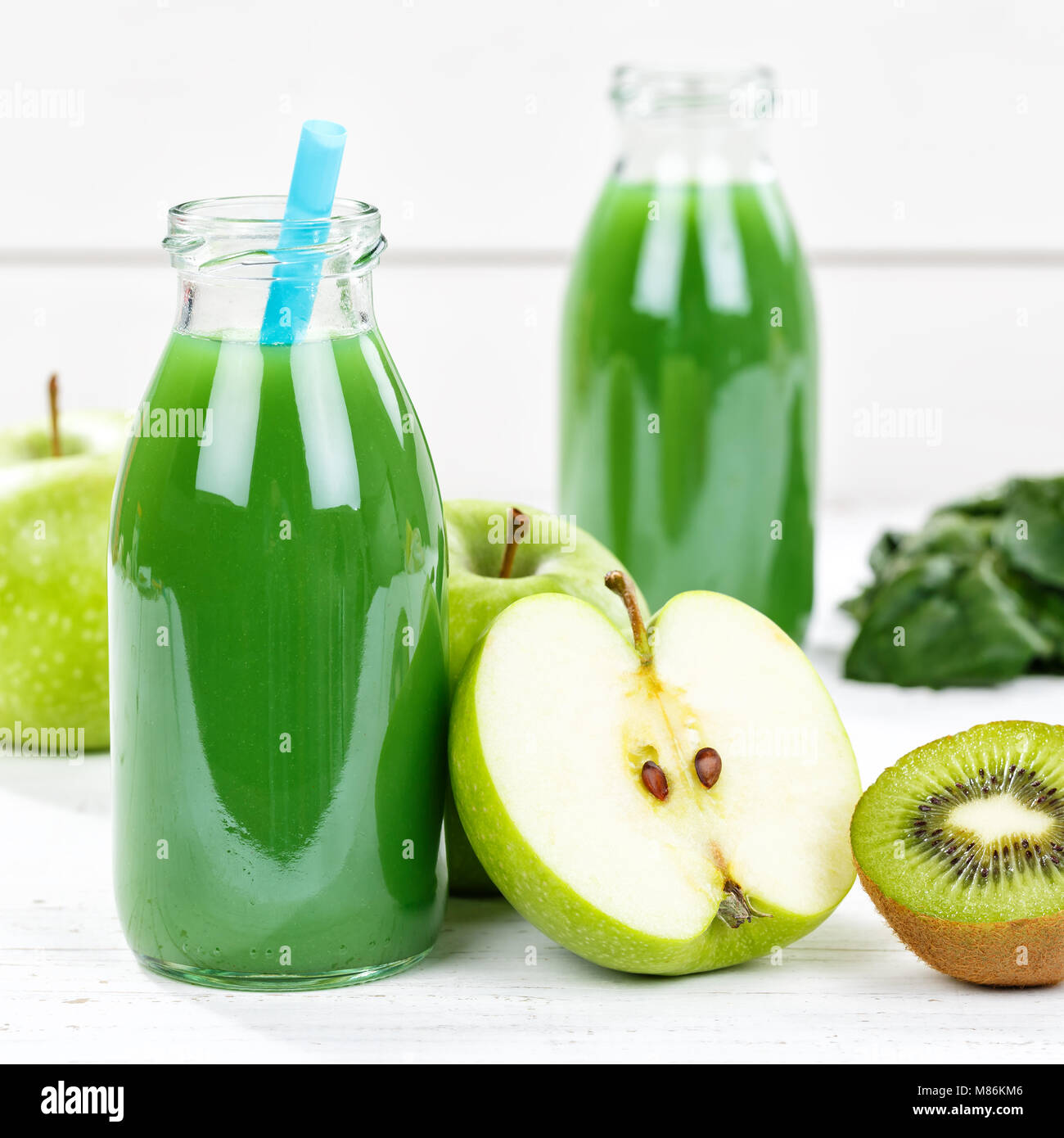 Frullato verde mela succo di kiwi piazza spinaci frutta frutti freschi Foto Stock