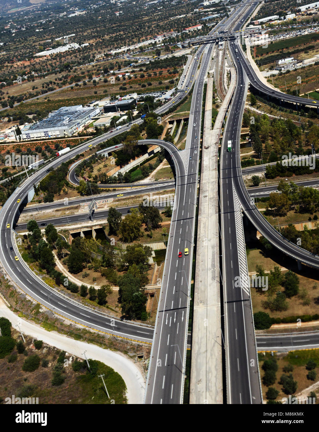 Vista aerea di un grande collegamento autostradale tra Atene e aeroporto internazionale di Atene. Foto Stock