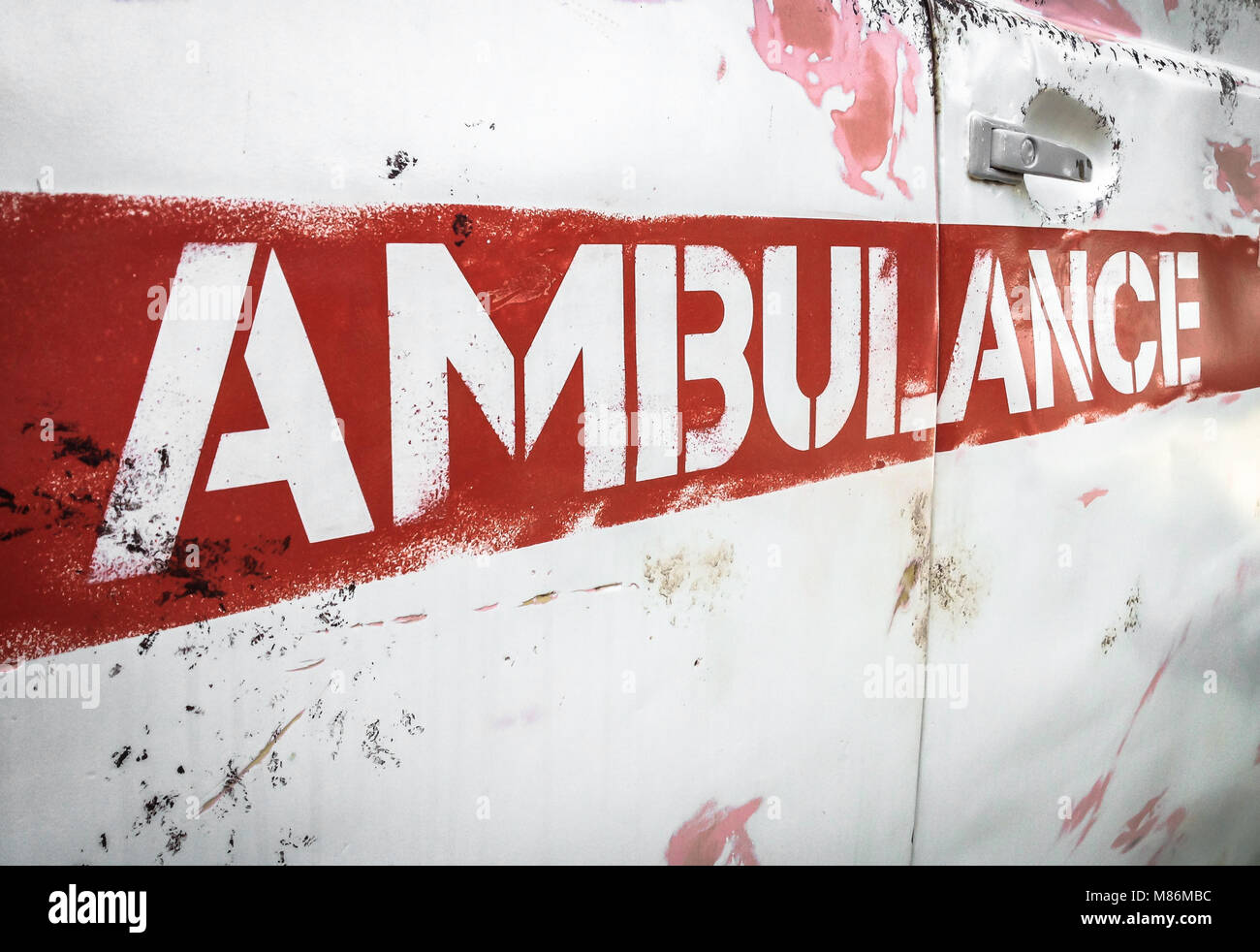 Masha e l'Orso ambulanza. La riproduzione del veicolo dell'originale serie animata. Dettagli della caratteristica di rusty pannello laterale. Bergamo, Foto Stock