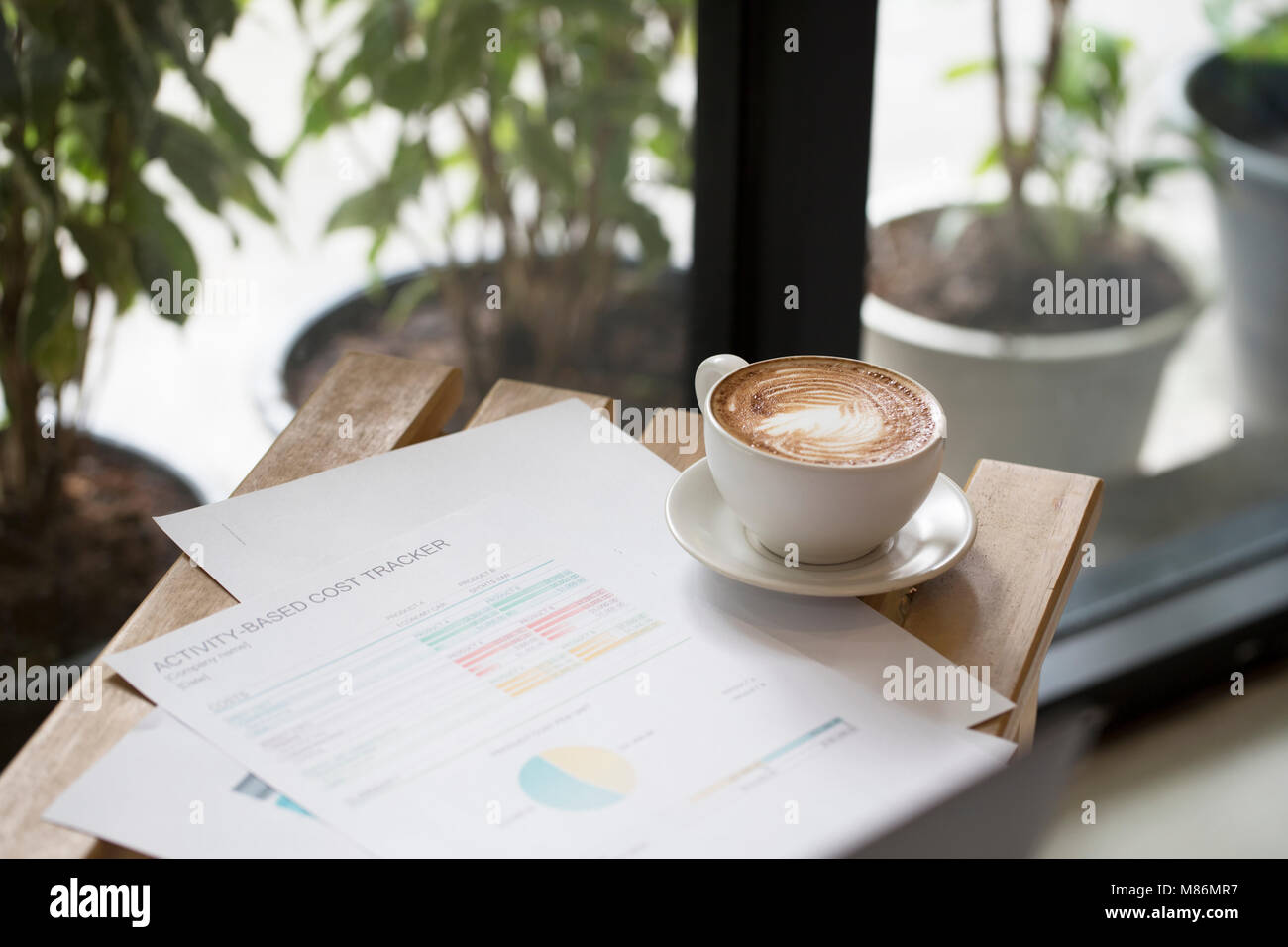 Giorno lavorativo e riunione di comunicazione nella sala riunioni in relax umore Foto Stock