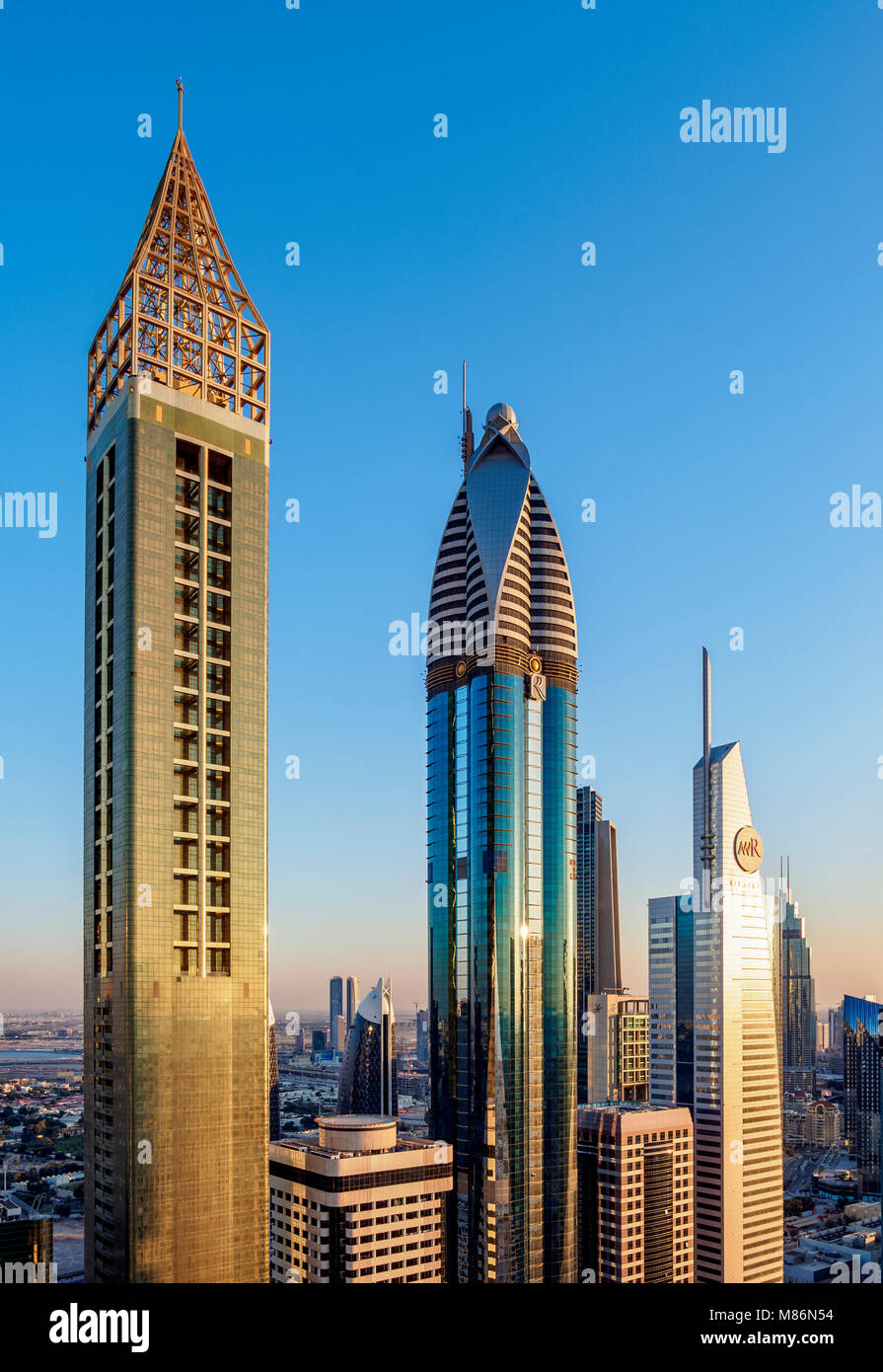 Centro Finanziario Internazionale di Dubai al tramonto, vista in elevazione, Dubai, Emirati Arabi Uniti Foto Stock