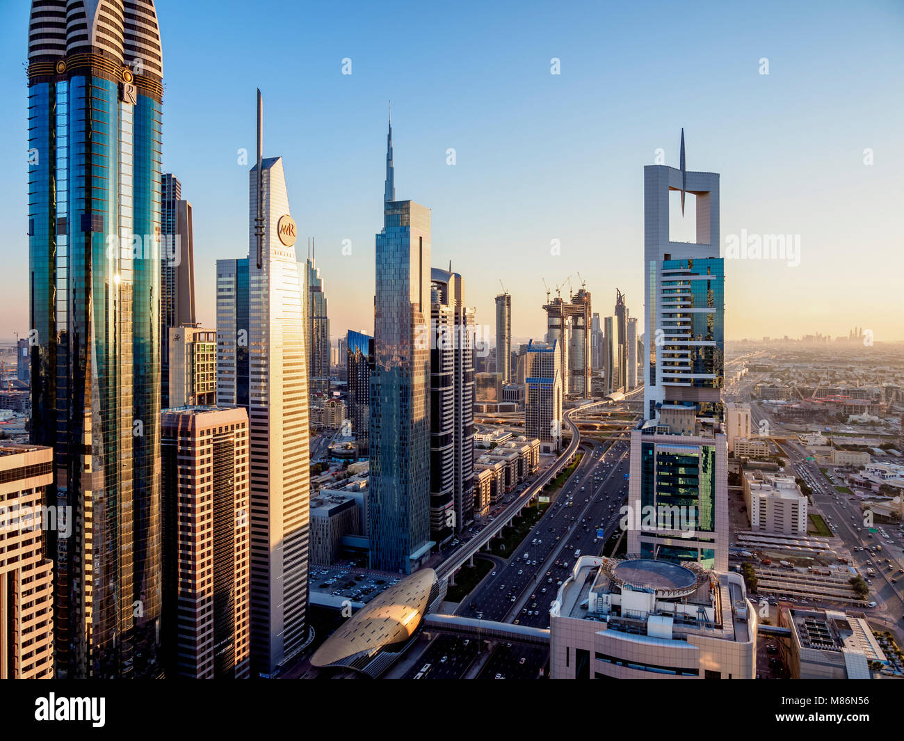 Centro Finanziario Internazionale di Dubai al tramonto, vista in elevazione, Dubai, Emirati Arabi Uniti Foto Stock
