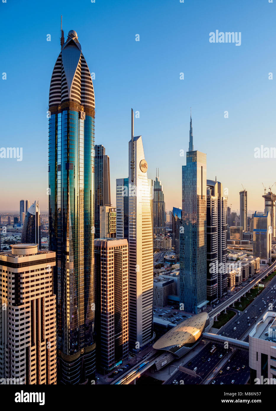 Centro Finanziario Internazionale di Dubai al tramonto, vista in elevazione, Dubai, Emirati Arabi Uniti Foto Stock