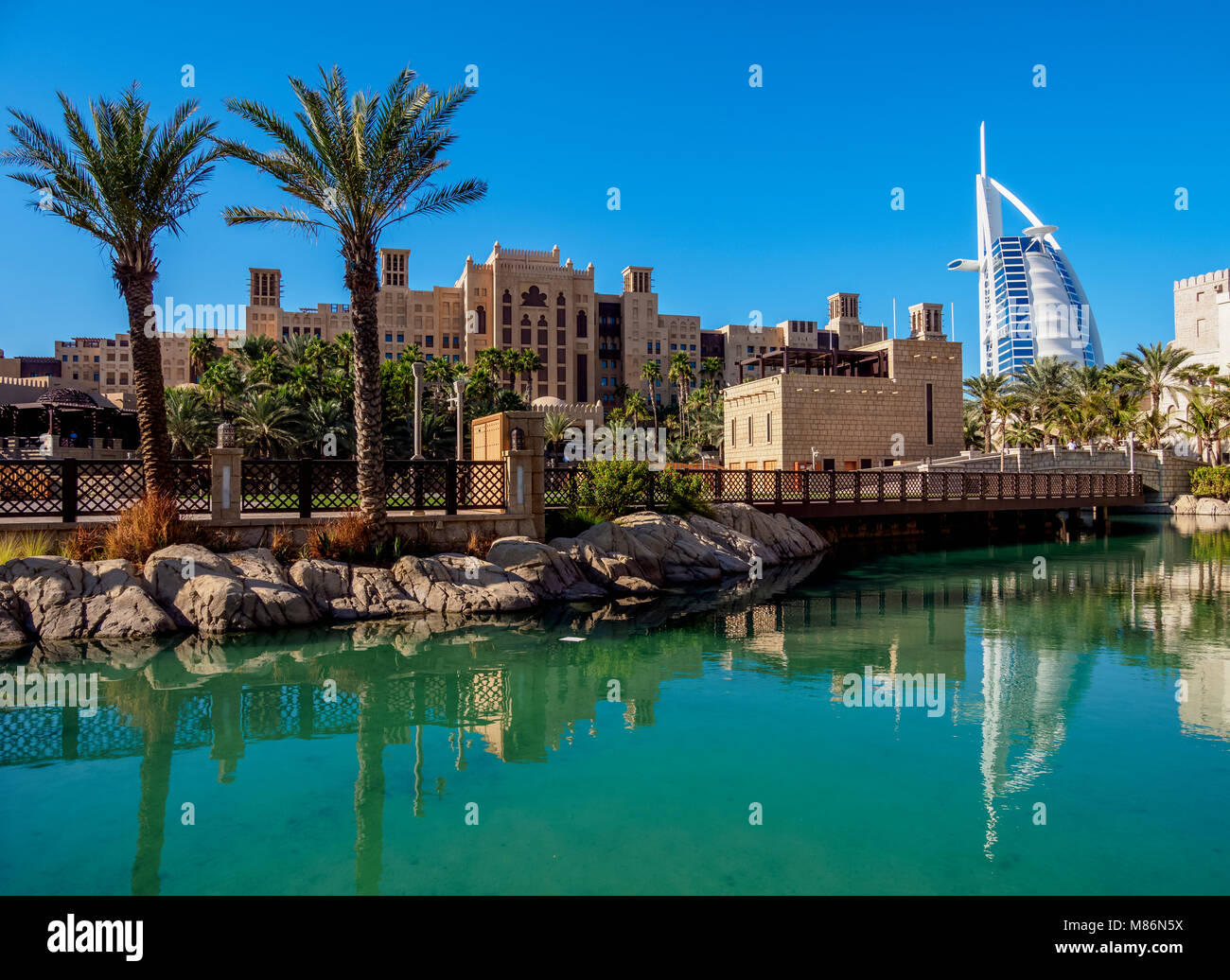 Medinat Jumeirah e il Burj Al Arab Hotel di lusso, Dubai, Emirati Arabi Uniti Foto Stock