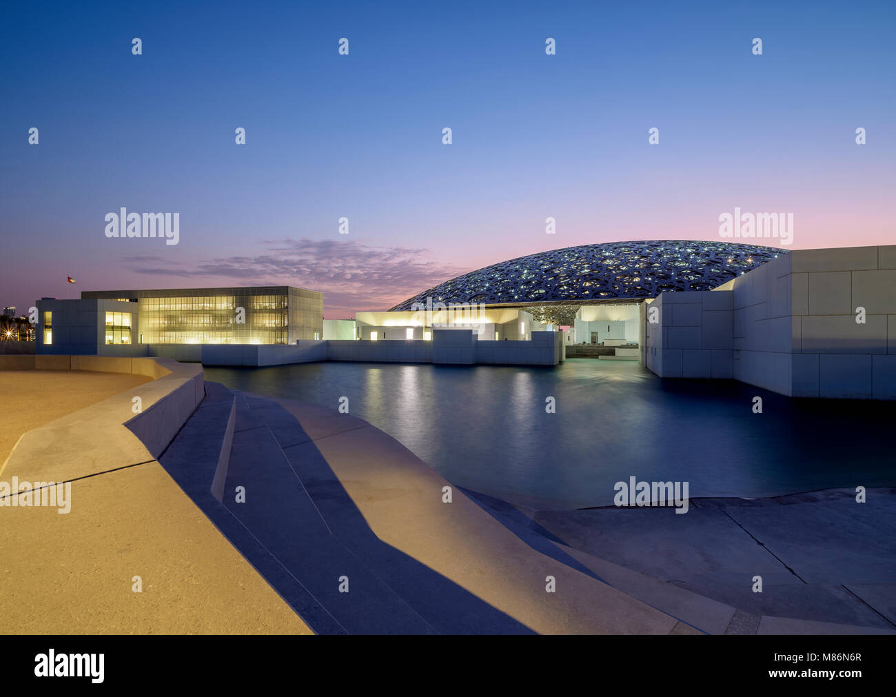 Museo del Louvre al crepuscolo, Abu Dhabi, Emirati Arabi Uniti Foto Stock