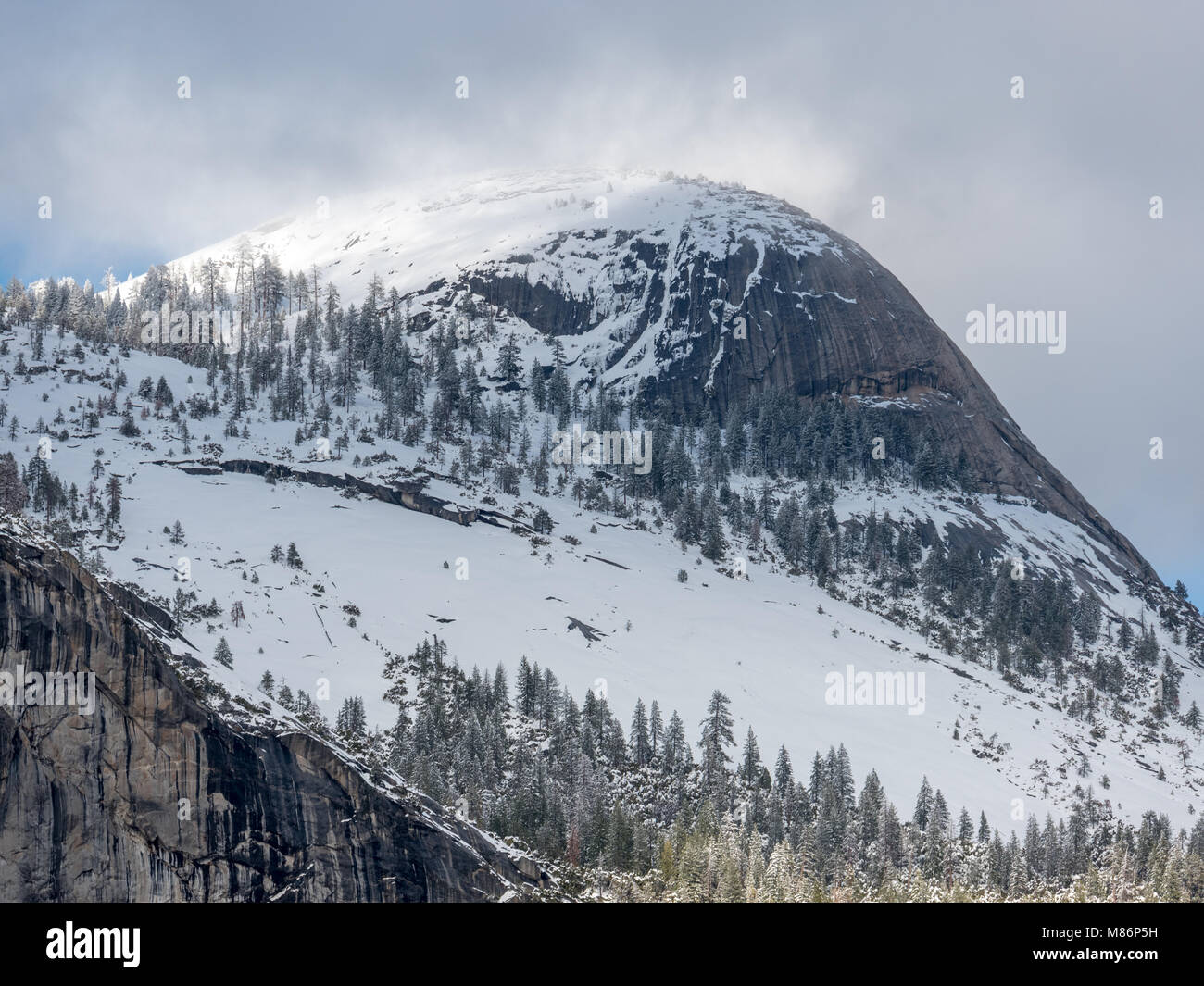 Vista ravvicinata di mezza cupola ricoperta di neve Foto Stock