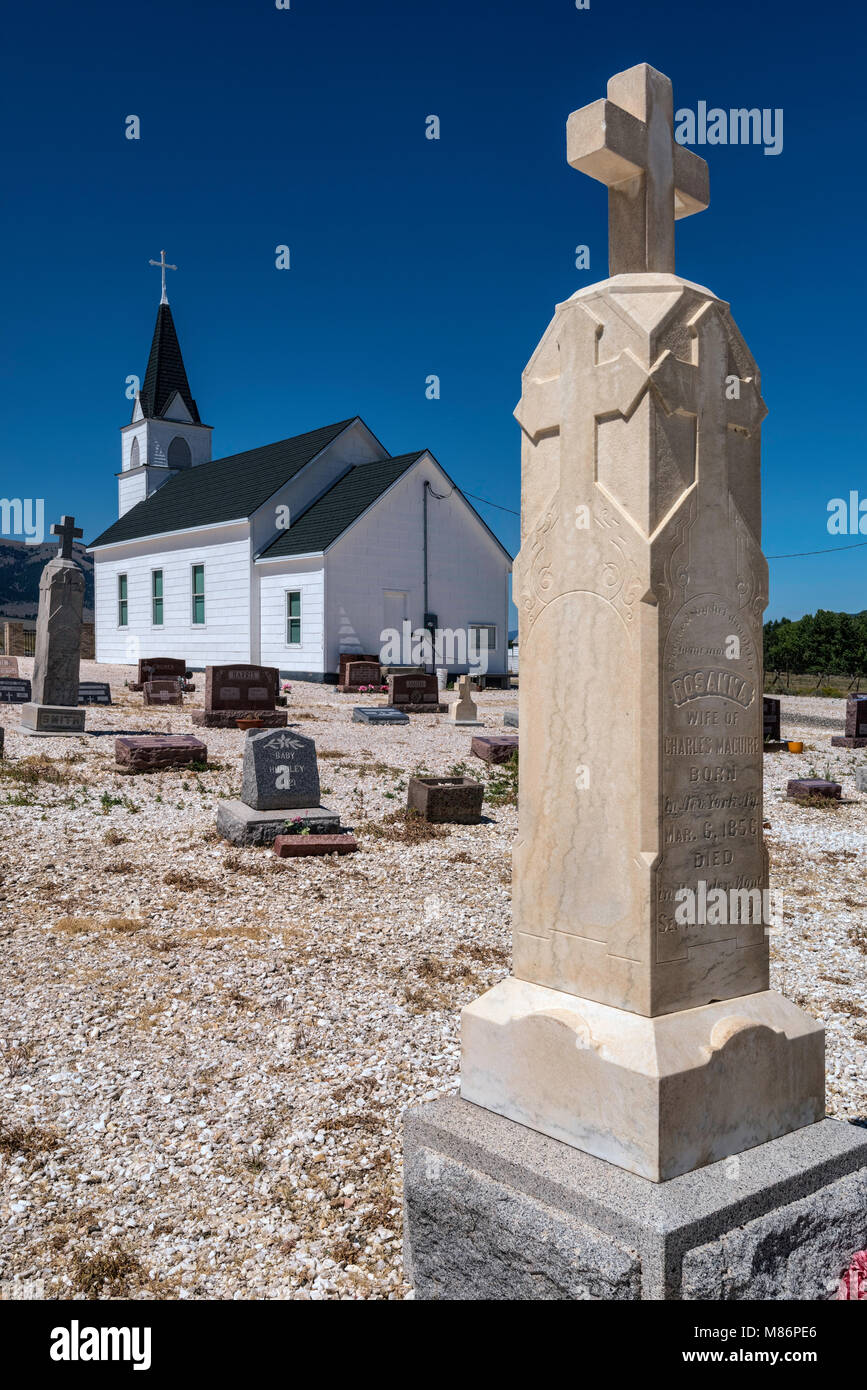 Le lapidi al cimitero di San Giovanni Evangelista chiesa cattolica del Nord Valle di Boulder, costruita nel 1881 dai coloni irlandesi vicino a Boulder, Montana, USA Foto Stock