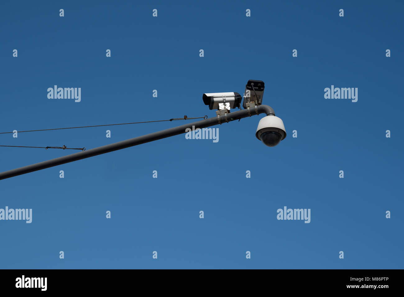 CCTV e sky. Telecamera TVCC di funzionamento di sicurezza Foto Stock