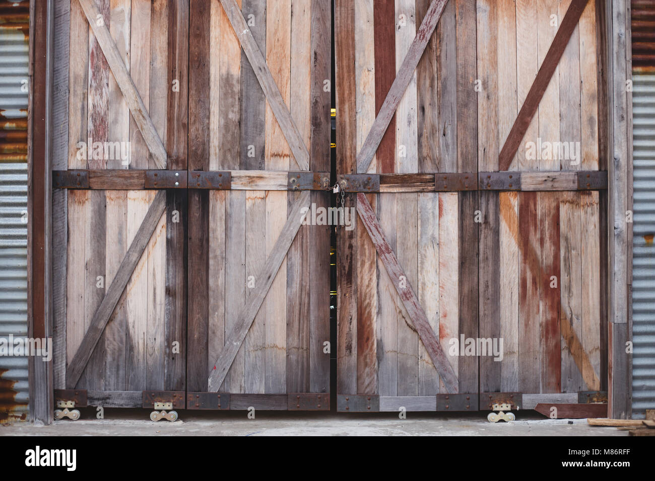 Rustico porta di garage per auto d'epoca Foto Stock