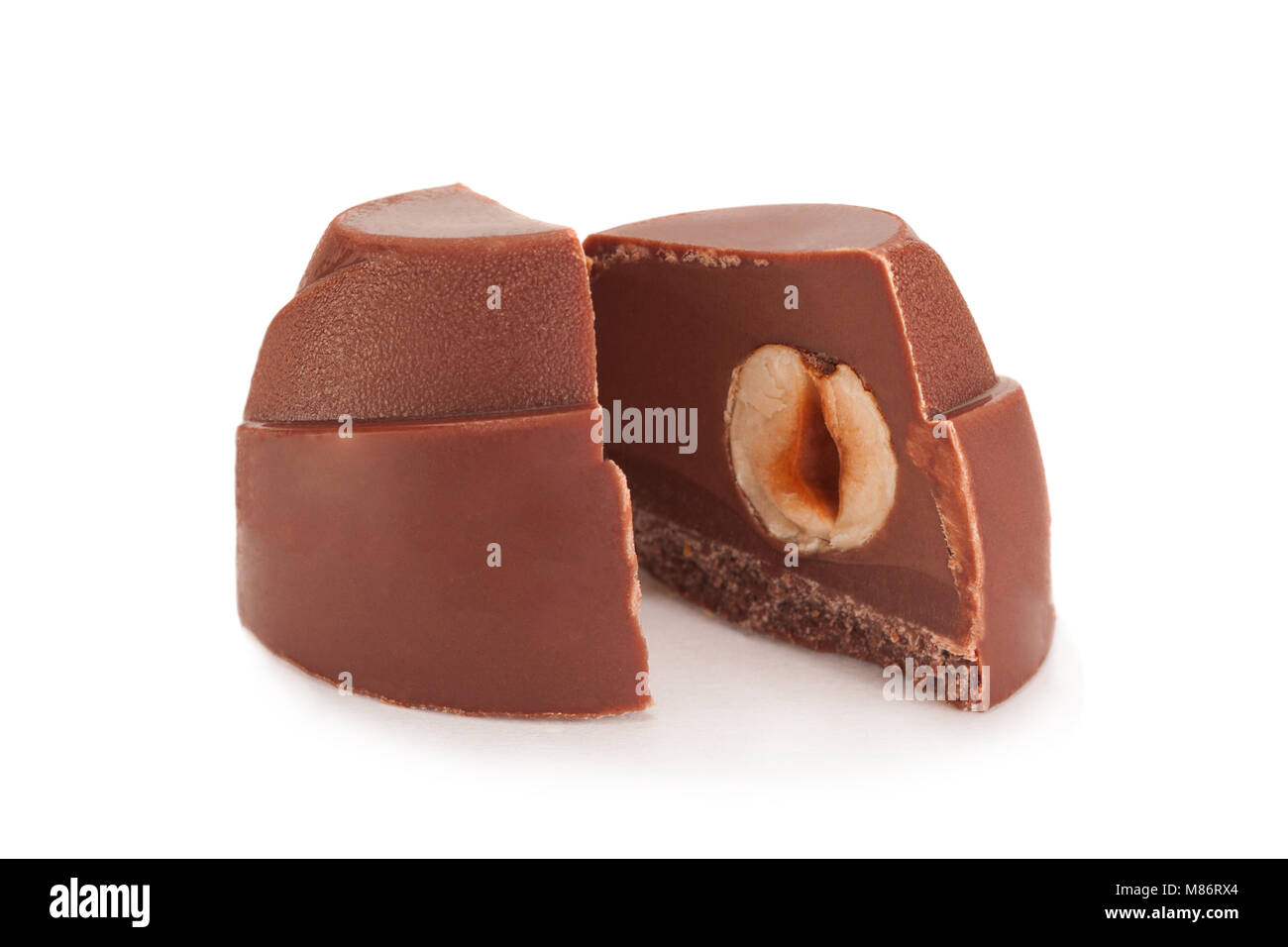 Scatola di cioccolatini con granella di nocciole isolati su sfondo bianco Foto Stock
