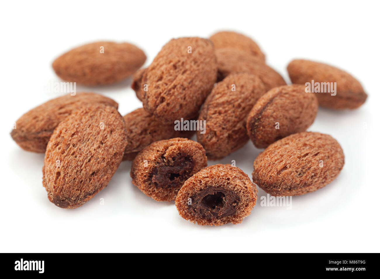 Snack dolci con crema al cacao isolato su bianco Foto Stock