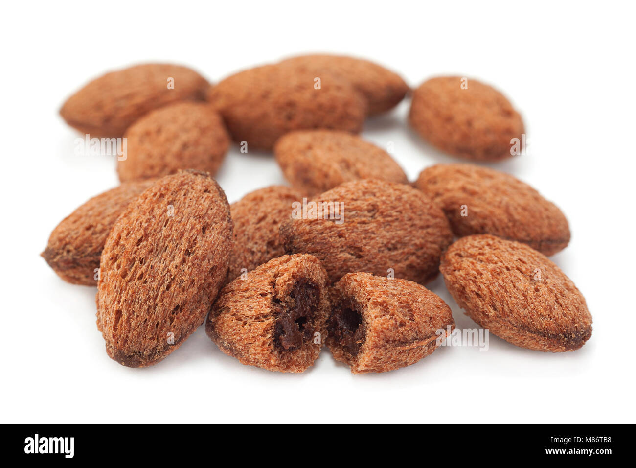 Snack dolci con crema al cacao isolato su bianco Foto Stock