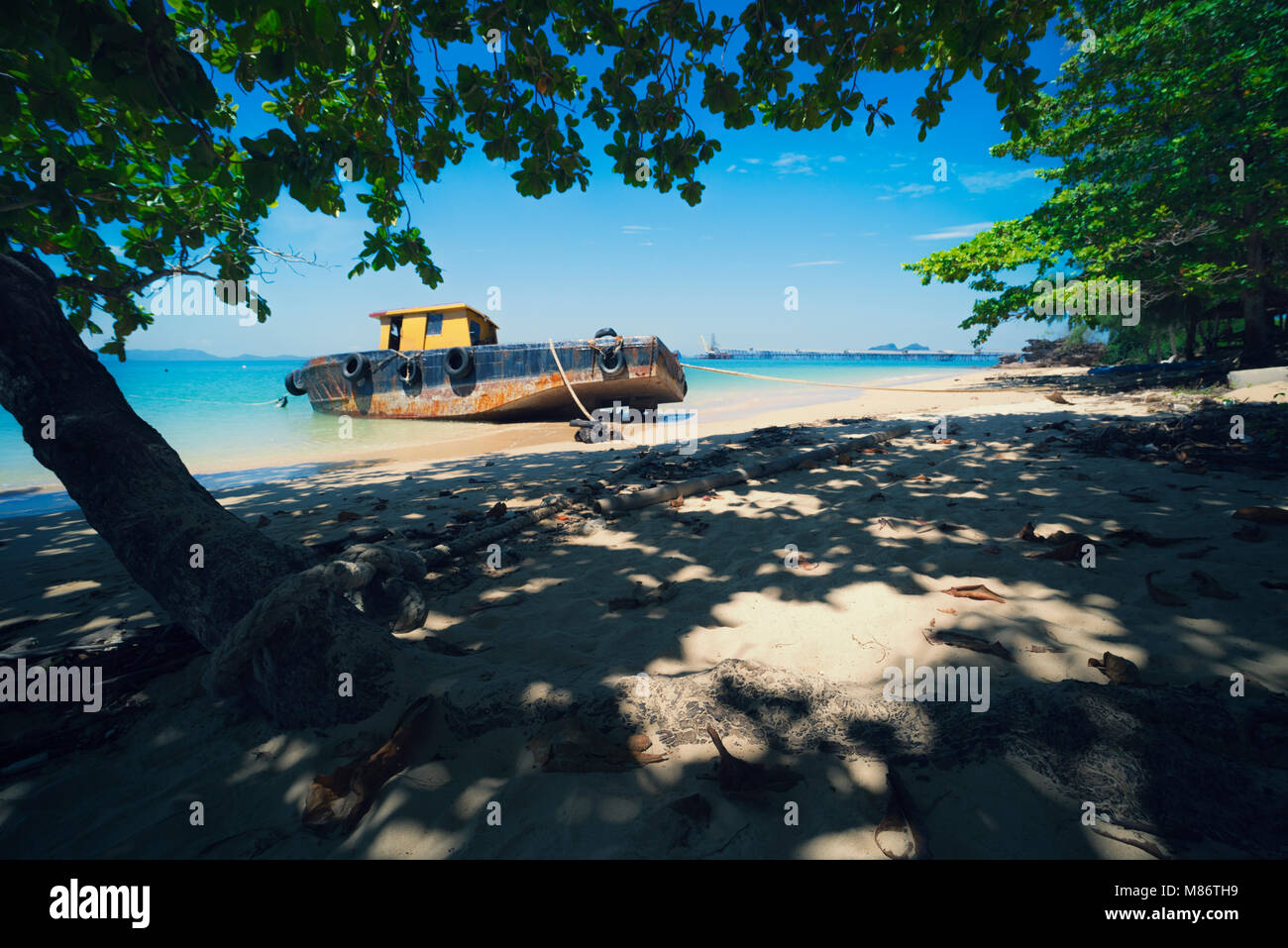 Barca ancorata su una spiaggia, Krabi, Thailandia Foto Stock