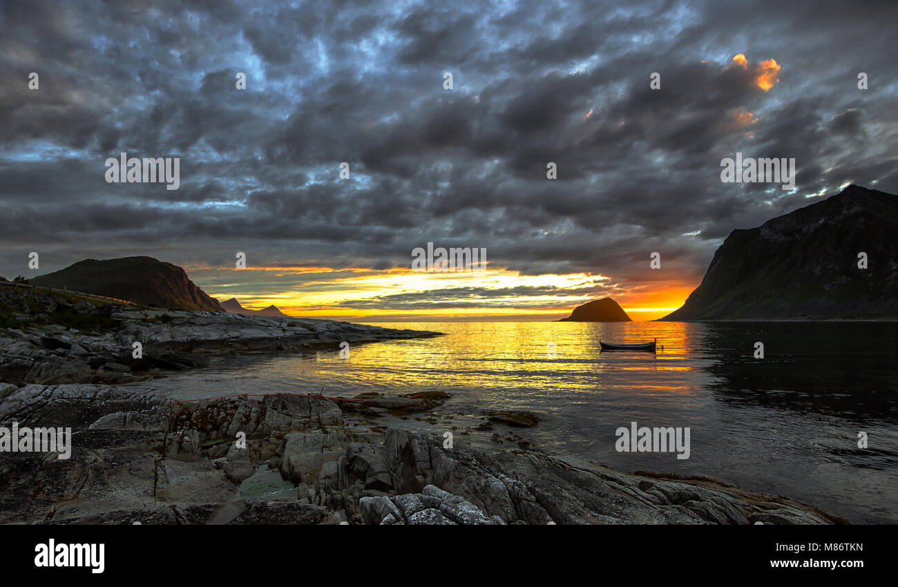 Paesaggio di montagna al tramonto, Lofoten, Nordland, Norvegia Foto Stock