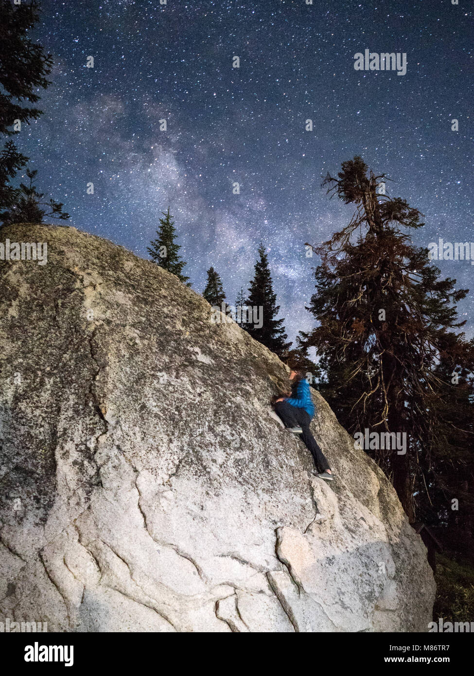 Uomo che arrampica una roccia di granito di notte, Sequoia National Forest, California, Stati Uniti Foto Stock