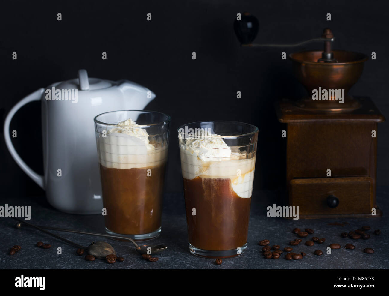 Caffè ghiacciato, caffettiera e macinacaffè Foto Stock