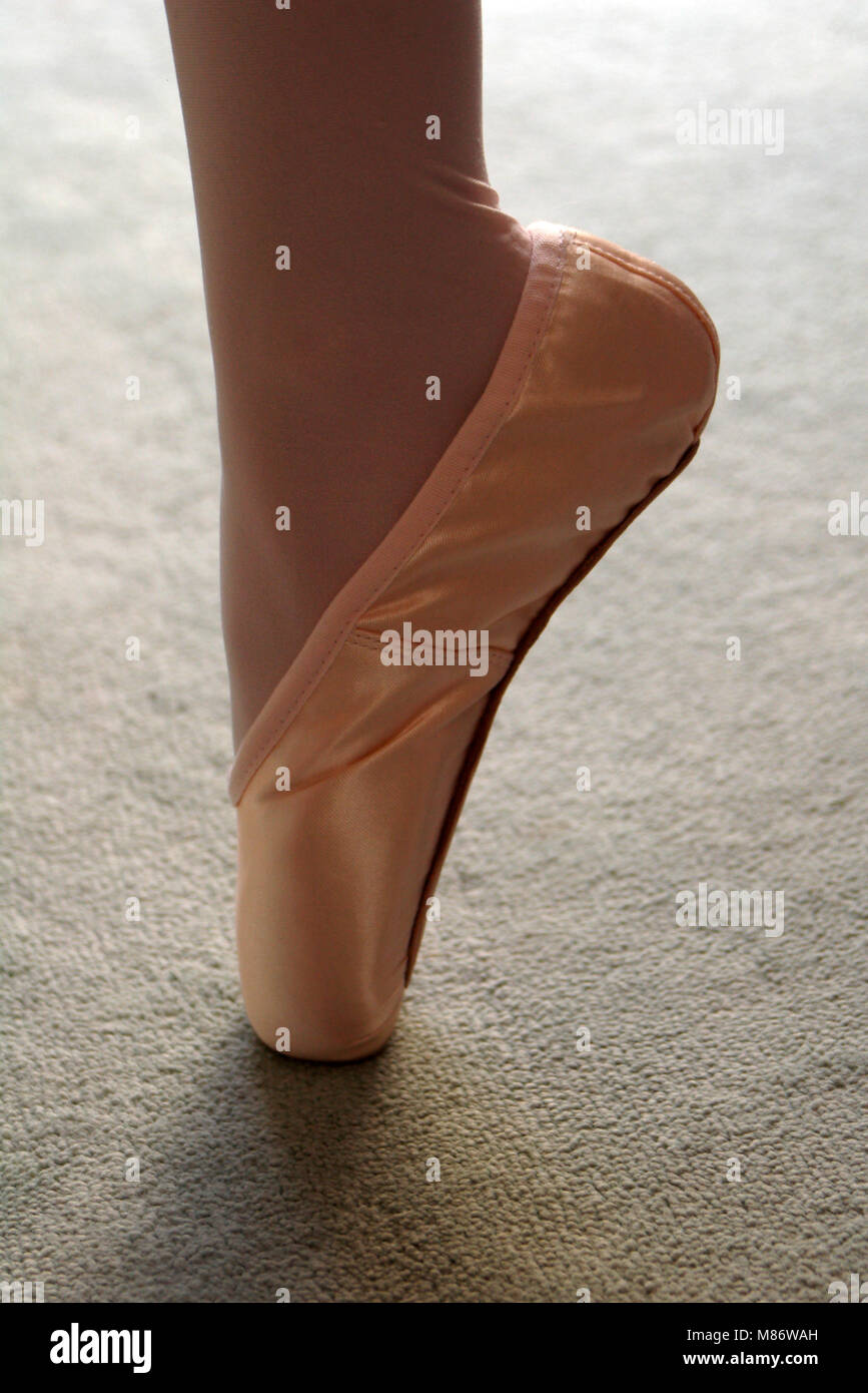 Ragazza in piedi in raso ballet pointe scarpa Foto Stock