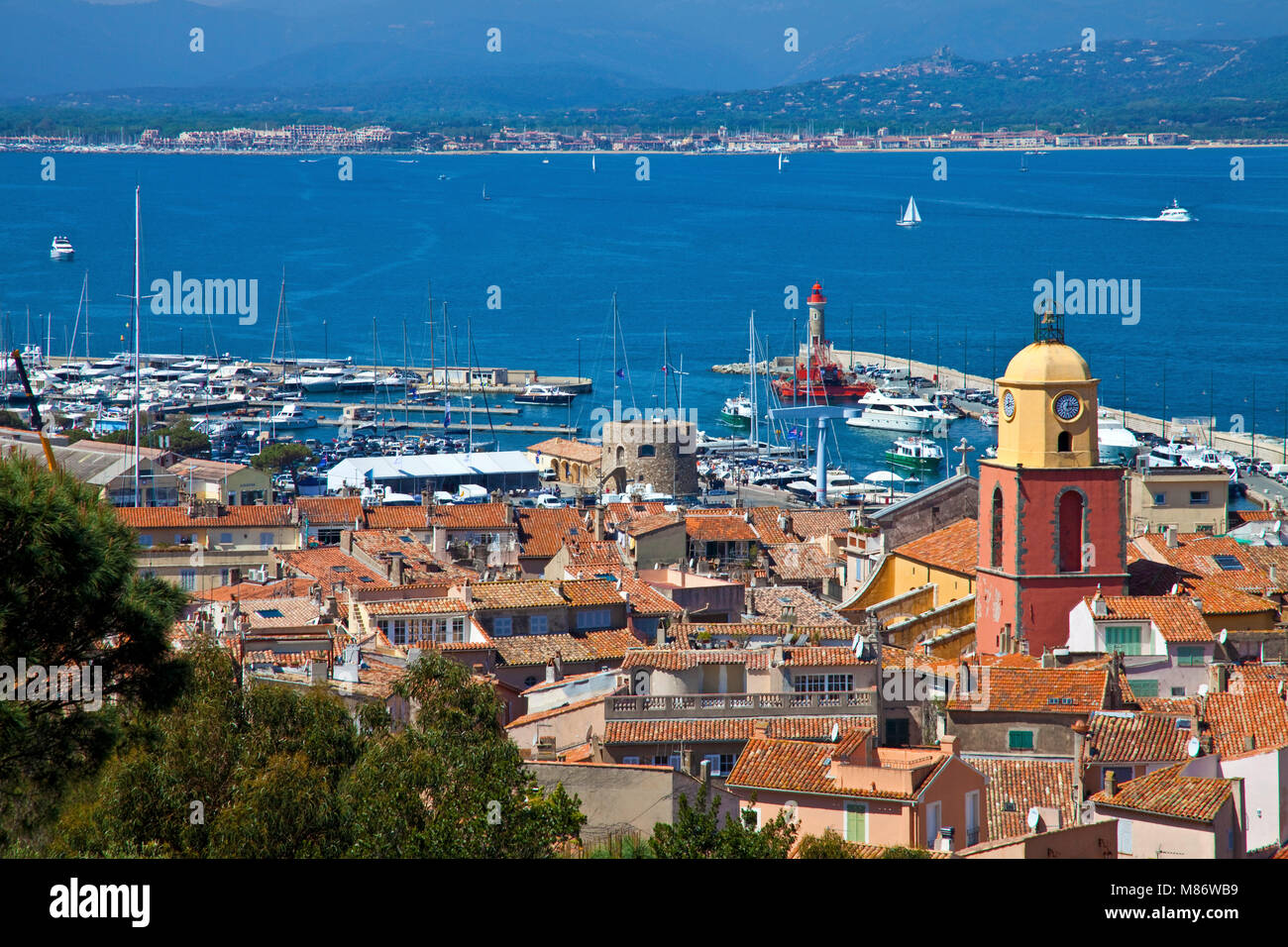 Vista su Saint Tropez e il golfo di Saint Tropez, riviera francese, il sud della Francia, Cote d'Azur, in Francia, in Europa Foto Stock